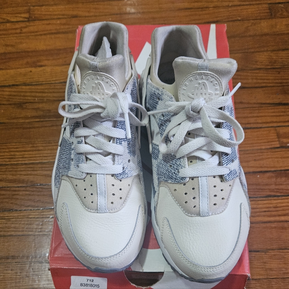 Nike Womens Huarache Stylish Cream and Gray Sneakers - Size 8.5